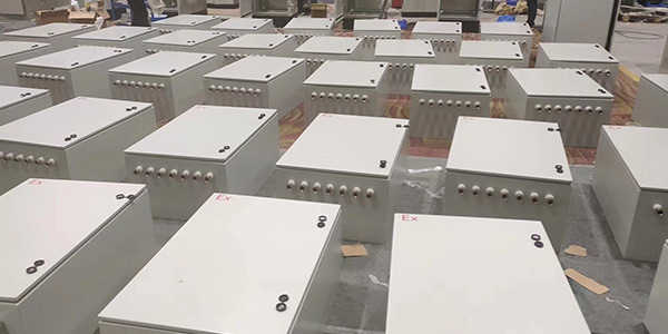 凱偉正壓防爆柜具有低壓警鈴報(bào)警，高壓可自動開閥排氣的自控系統(tǒng)